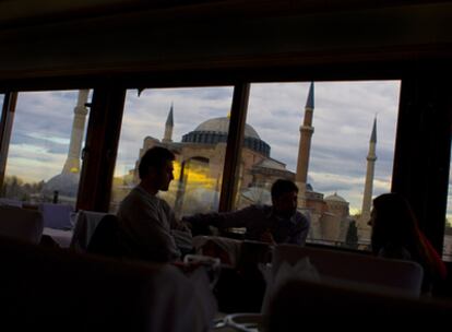 Desde la marisquería del hotel Seven Hills Balikçisi en Estambul se contempla Santa Sofía.