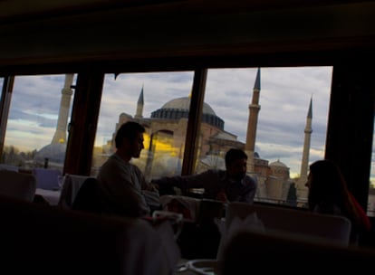Desde la marisquería del hotel Seven Hills Balikçisi en Estambul se contempla Santa Sofía.