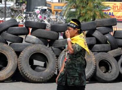 Barrera antigubernamental cerrando el paso en el aeropuerto de Dong Muang