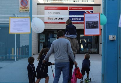 Entrada a clase a primera hora de la mañana en el Colegio Blas de Lezo, en el barrio de Las Tablas.