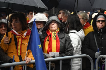 Manifestantes, durante la concentración en la plaza de España de Madrid para pedir la dimisión del presidente del Gobierno.