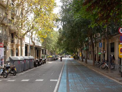 La calle de Rocafort, que se convertirá en un eje verde, en una imagen actual.