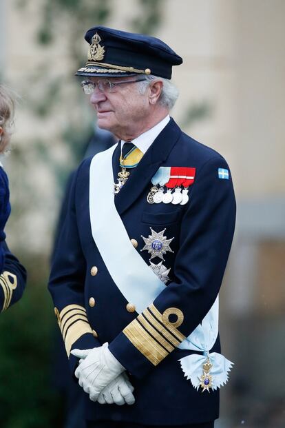 El rey Carlos Gustavo de Suecia, vestido con el uniforme militar de gala, en el bautizo de su nieto, el príncipe Gabriel.