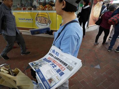 Un periódico alerta en Hong Kong de la nueva epidemia de coronavirus.