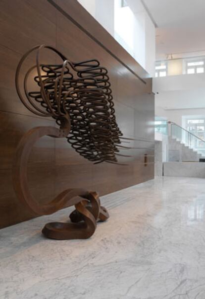 La escultura <i>La sabina,</i> de Martín Chirino, en el vestíbulo del edificio.