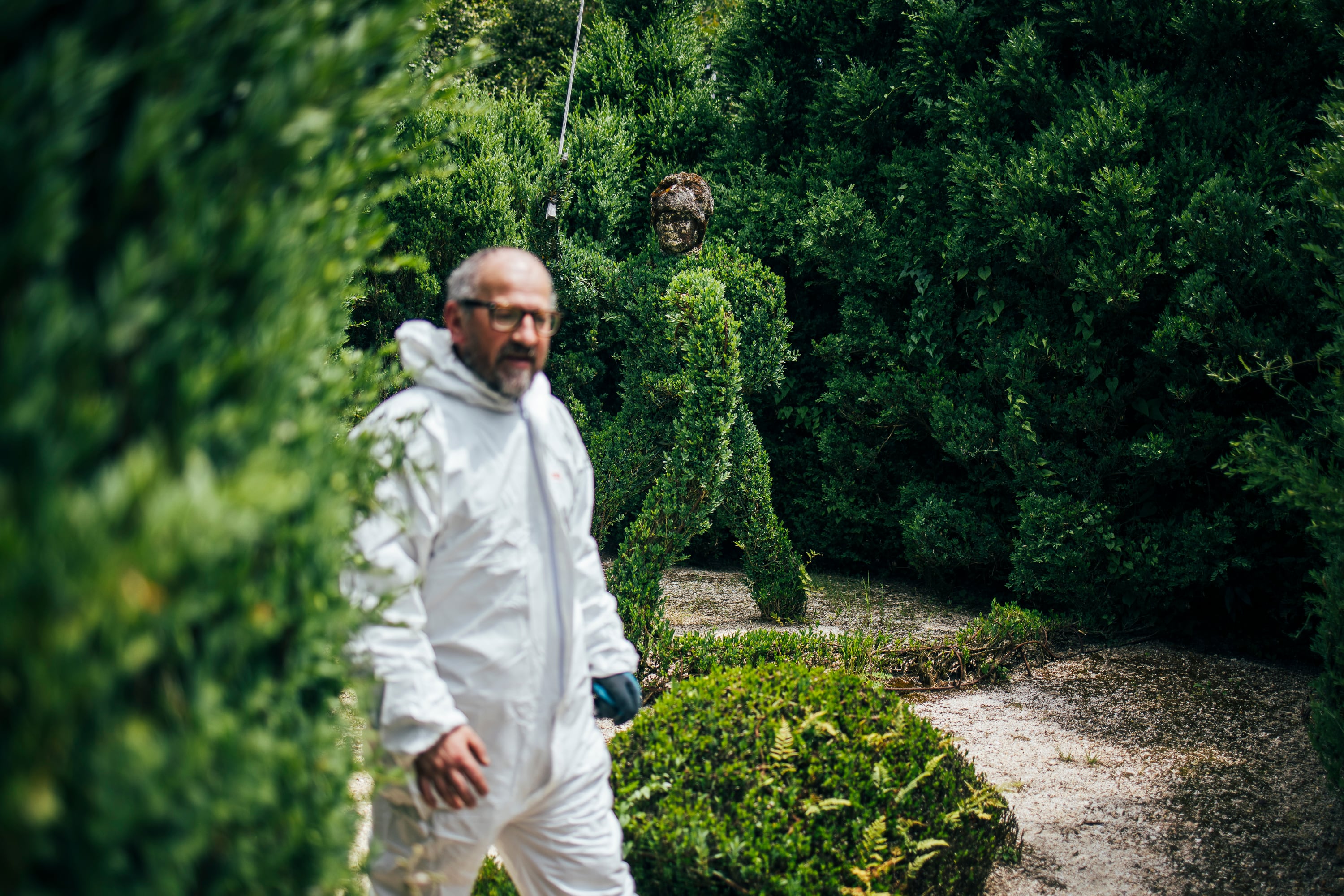 El jardinero Ignacio Valladares, en el topiario con figuras fantásticas de boj del Pazo de Oca.