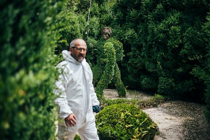 El jardinero Ignacio Valladares, en el topiario con figuras fantásticas de boj del Pazo de Oca.