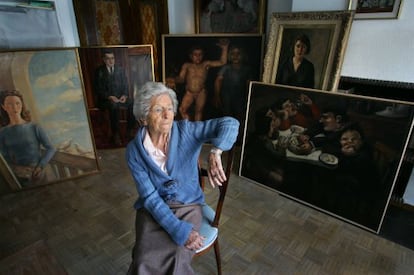 La pintora Ángeles Santos, con algunas de sus obras, en 2007.