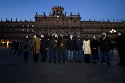 El presidente de la Junta de Andalucía, Juanma Moreno (cuarto por la izquierda) y el candidato del PP a la Presidencia de la Junta de Castilla y León, Alfonso Fernández Mañueco (quinto por la izquierda), en la plaza Mayor de Salamancay, este viernes.