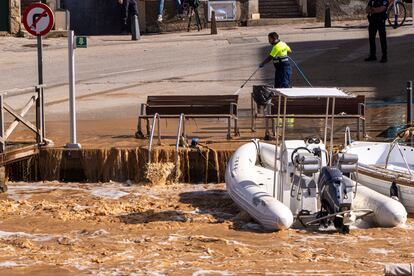 Un trabajador retira el barro acumulado tras las fuertes lluvias en Manacor (Mallorca), este lunes. 