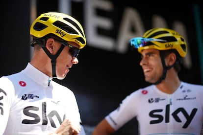 Froome, a la izquierda, y Landa, charlan antes de salir a entrenar el d&iacute;a descanso.