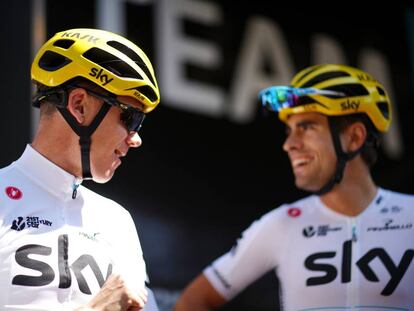 Froome, a la izquierda, y Landa, charlan antes de salir a entrenar el d&iacute;a descanso.