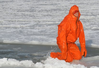 El príncipe Enrique sale del agua helada en la isla de Spitsbergen, en Noruega, cerca del Polo Norte. Enrique participa en una expedición, que le llevará hasta el Polo Norte.