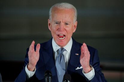 El pañuelo blanco doblado hasta formar tres picos destaca en esta imagen de Joe Biden durante un encuentro con la prensa en marzo de 2020.