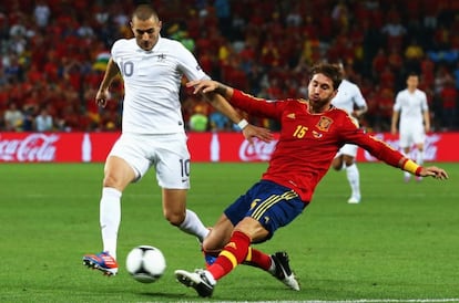 Ramos intenta frenar a Benzema en el último España-Francia.