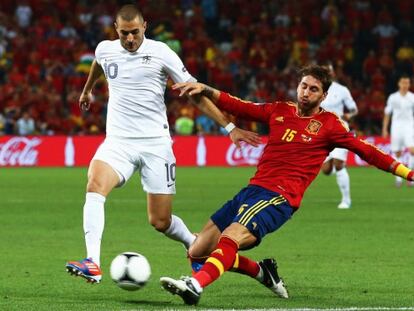 Ramos intenta frenar a Benzema en el último España-Francia.