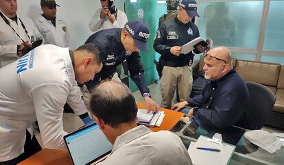 Policías y funcionarios de migración colombianos procesan la llegada de Mancuso, este martes.