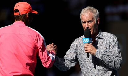 McEnroe entrevista a Nadal tras un partido en Melbourne.