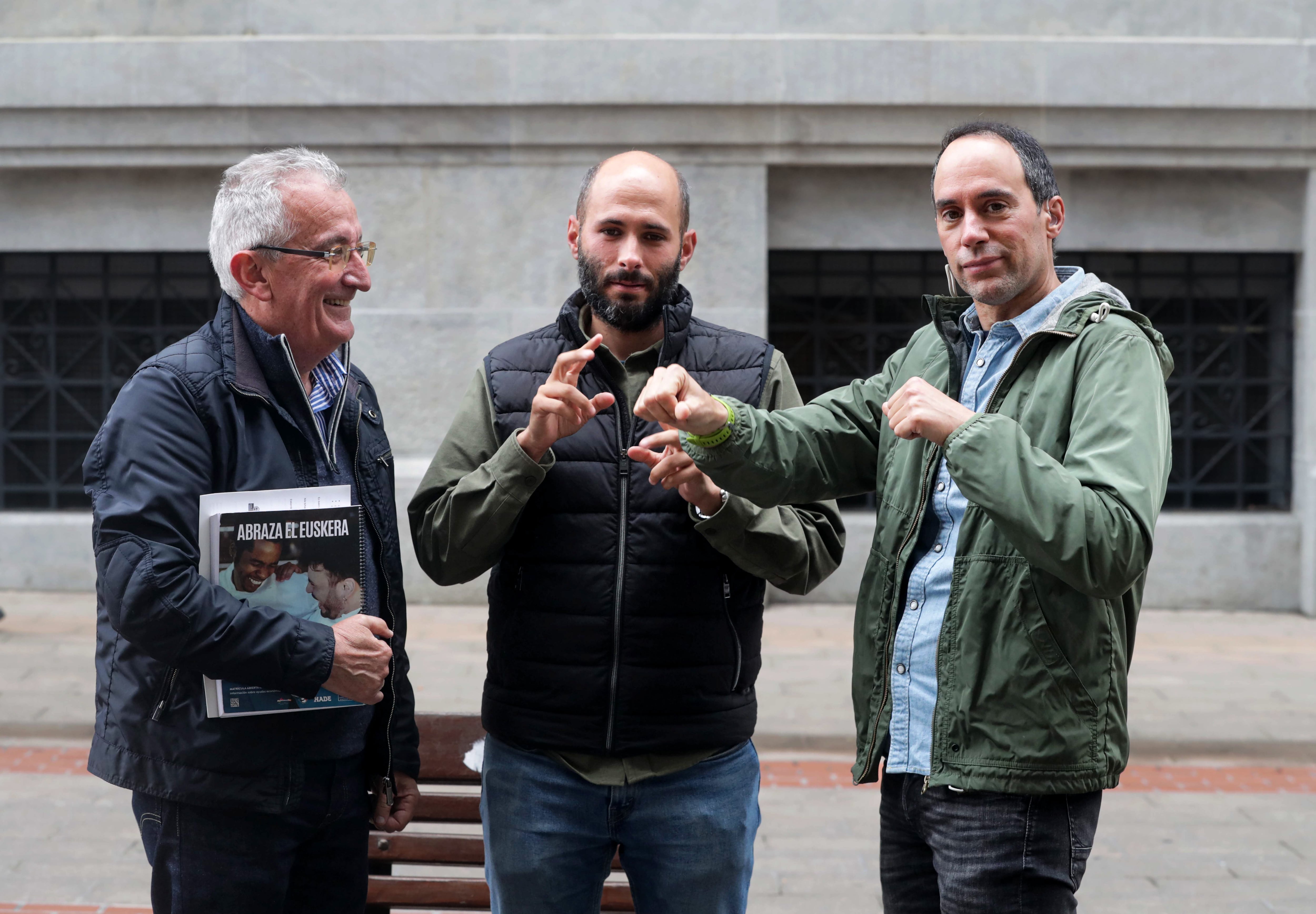 De izquierda a derecha: Jokin Azkue, director de HABE, Aitor Bedialaudeta, presidente de Euskal Gorrak, y Raul Anta, alumno con discapacidad auditiva que ha realizado el examen de HABE, en la calle Ercilla de Bilbao.