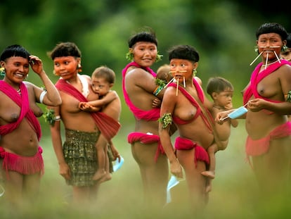 Integrantes del pueblo yanomami cargan a sus bebés, en la región de Surucucu, municipio de Alto Alegre, estado Roraima (Brasil), a comienzos de julio.