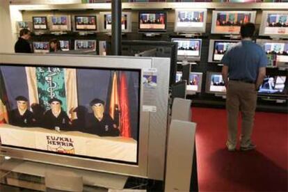 Monitores de televisión con el vídeo de ETA en una tienda de San Sebastián.