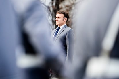 Emmanuel Macron, presidente de Francia, es recibido con honores militares en la Cancillería Federal para una reunión conjunta con el canciller Olaf Scholz y el primer ministro polaco Donald Tusk el 15 de marzo en Berlín.