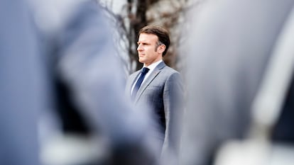 Emmanuel Macron, presidente de Francia, es recibido con honores militares en la Cancillería Federal para una reunión conjunta con el canciller Olaf Scholz y el primer ministro polaco Donald Tusk el 15 de marzo en Berlín.