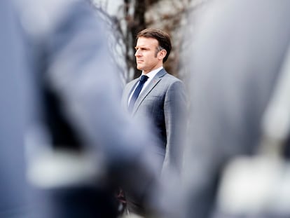 Emmanuel Macron, presidente de Francia, es recibido con honores militares en la Cancillería Federal para una reunión conjunta con el canciller Olaf Scholz y el primer ministro polaco Donald Tusk el 15 de marzo en Berlín.