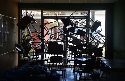 Vista de una de las entradas a la universidad, bloqueada con sillas durante las protestas contra las reformas del gobierno en el Instituto de la Seguridad Social en Managua (Nicaragua).