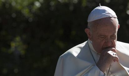 El papa francisco, este viernes, en los jardines del Vaticano.