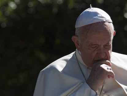 El papa francisco, este viernes, en los jardines del Vaticano.