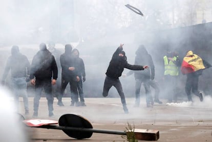 Lanzamiento de objetos a los policías durante la protesta.