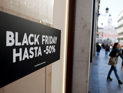 Descuentos por el 'Black Friday' anunciados en los escaparates del centro de Madrid, este miércoles.