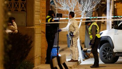 La Guardia Civil y la policía judicial en la calle San Mateo, de Villanueva de Gállego (Zaragoza), donde se produjo el crimen.