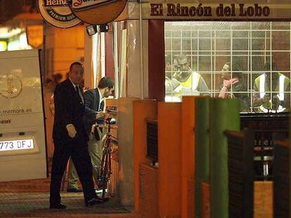 Agentes de Guardia Civil en la cafetería de Cullera donde fue asesinada Virma Gimeno.