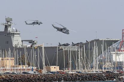 El buque anfibio portaeronaves Juan Carlos I, atracado en el arsenal militar de Las Palmas de Gran Canaria este martes, donde se encuentra de paso hacia la isla de La Palma y donde, además, ha realizado ejercicios de adiestramiento.