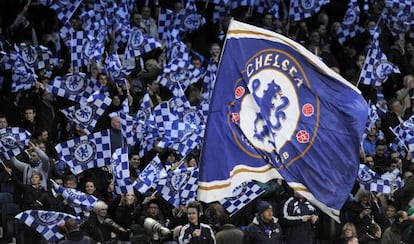 La hinchada de Stamford Bridge celebra la victoria ante el Barça