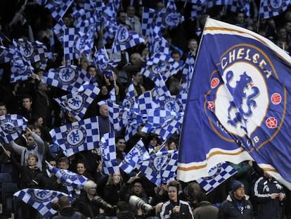 La hinchada de Stamford Bridge celebra la victoria ante el Bar&ccedil;a