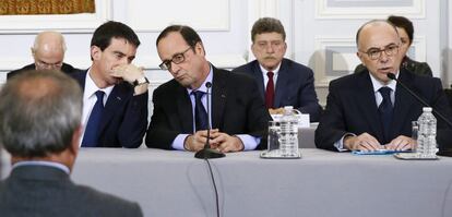 El president francès, François Hollande (centre), el primer ministre, Manuel Valls (esquerra), i el ministre de l'Interior, Bernard Cazeneuve (dreta), durant una reunió de crisi davant la presa d'ostatges a Dammartin-en-Goële (nord-est de París).