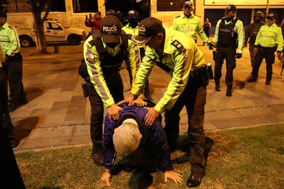 Policías someten a Roberto Canseco, jefe de Cancillería y Asuntos Políticos de la embajada de México, durante la redada a la sede diplomática.