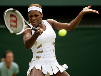 En un torneo en junio de 2004 en Londres, la tenista llevó un vestido corto con falda de estilo romano en blanco y dorado.