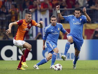 Burak Yilmaz es presionado por Carvajal y Pepe.