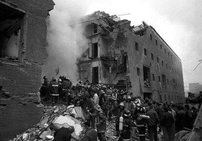 Labores de desescombro tras el atentado contra la casa cuartel de Zaragoza (11 de diciembre de 1987). ETA causó 11 muertos, entre ellos 5 niños, y 36 heridos.