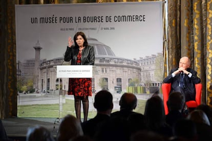 Mayor of Paris Anne Hidalgo (L) speaks while French businessman Francois Pinault (R) listens as they hold a joint press conference to announce an art museum project within the Bourse du Commerce building in central Paris which will house Pinault's private art collection, on April 27, 2016, in Paris.
One of the world's biggest private art collections is to be housed in a new Paris museum within a stone's throw of the Louvre, the French billionaire said on April 27. Francois Pinault, the luxury goods mogul who also owns the auction house Christie's, is taking over the Bourse de Commerce in the centre of the French capital to show his 1.4-billion-dollar (1.2-billion-euro) collection of modern masters.
/ AFP PHOTO / BERTRAND GUAY