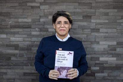 Érika Montecinos, periodista y escritora chilena, sostiene su libro 'Con mi recuerdo encendí el fuego' en Santiago, Chile.