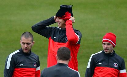 Zlatan Ibrahimovic bromea durante el entrenamiento del Paris Saint-Germain