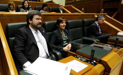 El consejero Aburto, junto a la titular de Desarrollo Económico, Arantza Tapia, y el 'lehendakari' Urkullu, durante el pleno monográfico.