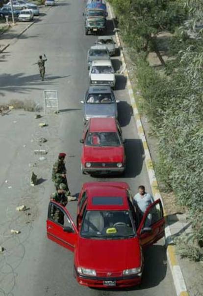 Soldados iraquíes en un puesto de control en una calle del centro de Bagdad.