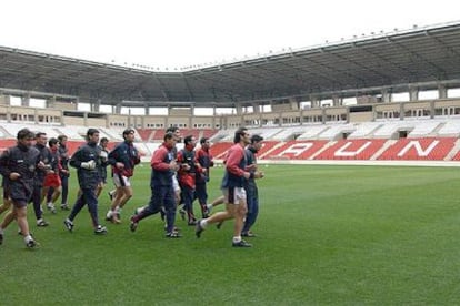 Los jugadores del Logroñés, en 2002, en su primer entrenamiento en el nuevo estadio de Las Gaunas.