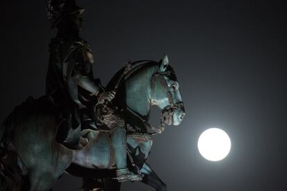 El fenómeno ocurrió el año pasado tres veces, lo que no había sucedido en los 20 años anteriores. En la imagen, la luna vista junto a la estatua del rey José I en Lisboa.